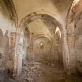 L'interno della cappella mostra inevitabilmente i segni dei secoli che passano. Avanziamo facendo attenzione ai cumuli di pietre e intonaci crollati dai muri e dall'unica navata dell'ambiente, accorgendoci che la pavimentazione � stata completamente rubata